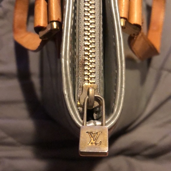 A blue Louis Vuitton bag perfect for a night out. - Picture 5 of 5